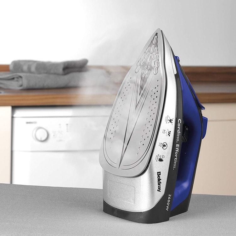 Beldray BEL0747 2 in 1 Cordless Steam Iron soleplate-min