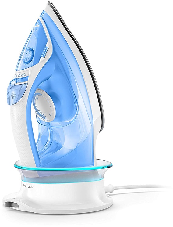 Philips GC3672 26 EasySpeed Advanced Cordless Steam Iron charging on dock-min