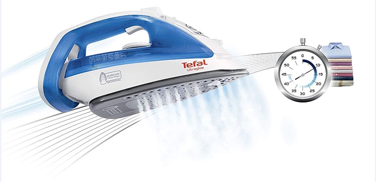 Tefal FV4040 Ultraglide Steam Iron throwing steam-min