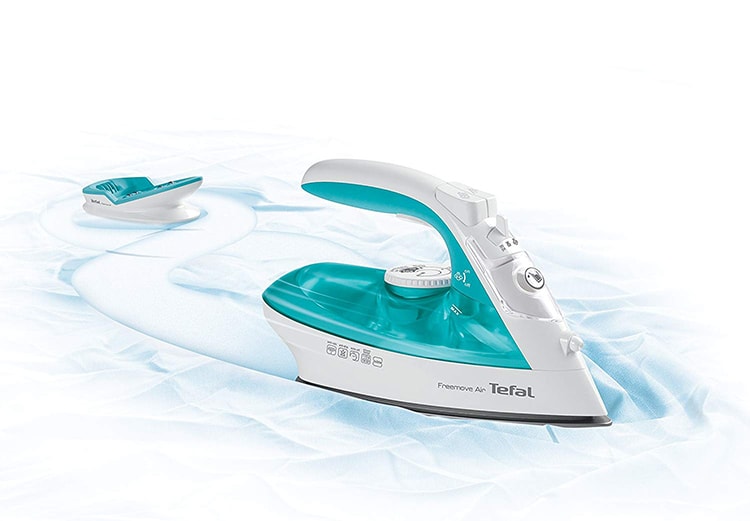 Tefal FV6520G0 Freemove Air Cordless Steam Iron running away from dock-min